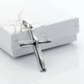 Colgante de cruz plateado pulido con caja de regalo de flores de cerezo sobre blanco - Plata de Moda