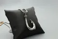 Detailansicht silberner Angelhaken-Anhänger mit Barock-Gravur auf Lederdisplay - Angelhaken Stil / Anhänger Und Kette / Silber