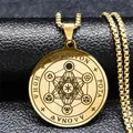 Collier cube de Métatron en acier doré avec pendentif gravé posé sur un support en cuir noir - Or