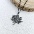 Collier avec pendentif feuille d'érable en acier inoxydable au design épuré - Noir