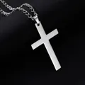 Gros plan du pendentif croix argenté montrant la texture fine de l'acier brossé - Argent