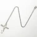 Détail du pendentif croix en argent évidé avec des motifs complexes de vignes - Acier