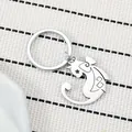 Llavero con colgante de gato plateado con detalle de estrella y metal pulido - Llavero de Metal Gato con Pajarita