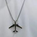 Dettaglio del ciondolo aereo in argento su catena box con sfondo bianco a nido d'ape - Set Lunghezza Standard