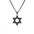 Detailaufnahme von mattem schwarzem Edelstahl-Hexagramm-Anhänger an hochwertiger Kette - Hexagramm Schwarze Panzerkette