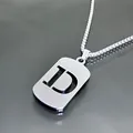 Collier en acier inoxydable poli avec pendentif lettre D ajouré sur une chaîne élégante - Style Lettre D