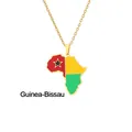 Detalle del colgante mapa de Guinea-Bissau en oro con colores de la bandera nacional - Estilo Guinea-Bisáu