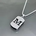 Collier en acier inoxydable argenté avec pendentif plaque creusée de la lettre M - Style Lettre M