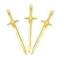 Trois pendentifs d'épée cruciforme dorée avec gravures sur fond blanc pur - Or