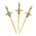 Vue détaillée de trois pendentifs épée en alliage de bronze antique avec motifs ciselés - Or antique