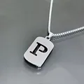 Collier en acier inoxydable poli avec un pendentif rectangulaire à lettre P ajourée - Style Lettre P
