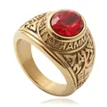 Macro-opname van vintage gouden stalen ring met een rode edelsteen en gravures - Maat 8 / Rode Edelsteen Stijl / Goud