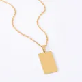 Gepolijste gouden rechthoekige roestvrijstalen hanger aan een minimalistische schakelketting - Gouden Stijl