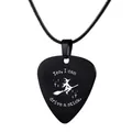 Détail du pendentif médiator avec silhouette de sorcière et texte humoristique - Motif Sorcière sur Balai (Noir)