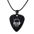 Détail du pendentif médiator avec crâne et notes sur cordon tressé noir - Motif Crâne Casque (Noir)