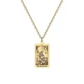 Gros plan du pendentif Tarot Le Magicien en acier inoxydable doré avec gravure précise - Le Magicien / Argent
