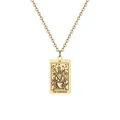 Détail du pendentif Tarot L'Empereur IV en acier doré sur une chaîne à maillons - L'Empereur