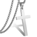 Pendentif croix en acier inoxydable poli argenté avec chaîne épi sur fond blanc immaculé - Acier