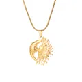 Détail du collier avec pendentif soleil et lune plaqué or et design en relief artistique - Or