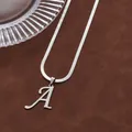 Détail du pendentif lettre A en acier inoxydable argenté sur une chaîne serpent plate - Lettre A