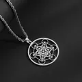 Gros plan du cube de Métatron gravé sur un pendentif poli en acier inoxydable géométrique - Argent