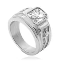 Vue détaillée du relief de dragon et de la gemme carrée sur la bague vintage en acier - US 8 / Ton Argent Pierre Blanche