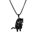 Detailopname van zwarte cartoon kattenhanger aan een donkere stalen box ketting - Zwarte Kat Ketting / Zwart