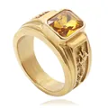 Vue détaillée de la bague en acier titane doré avec pierre ambre et relief de dragon - Ton Or Pierre Jaune
