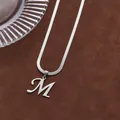 Collier chaîne serpent argentée polie avec un pendentif lettre M majuscule minimaliste - Lettre M