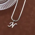 Vue détaillée de la chaîne serpent argentée avec pendentif lettre N cursive polie - Lettre N
