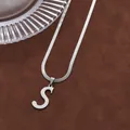 Vue détaillée de la chaîne serpent en acier inoxydable argenté avec pendentif lettre S - Lettre S