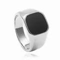 Detalle del incruste de ónix negro cuadrado en un anillo de sello de acero inoxidable - US 7 / Plata Vintage con Esmalte Negro