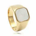 Detalle de un anillo punk de acero dorado con incrustación de nácar blanco y banda ancha - US 7 / Dorado con Concha Blanca