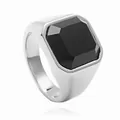 Vista detallada de un anillo de sello plateado para hombre con piedra negra pulida y estilo retro - US 7 / Plata Vintage Piedra Negra