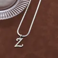 Détail d'un collier chaîne serpent argentée avec un pendentif lettre Z en acier poli - Lettre Z