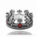 Primer plano de anillo de corona gótica con piedras rojas y acero estilo vintage - Talla 11 / Plata Vintage Zirconia Roja