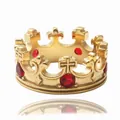 Detalle de un anillo de corona dorado con piedras rojas y tallas de metal de flores de lis - Talla 7 / Dorado Circonita Roja