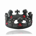 Detalle de anillo de corona gótica en acero negro con piedras rojas y grabados de cruz - Talla 7 / Bicolor Oro Negro Zirconia Roja