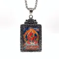Gros plan détaillé du pendentif en acier titane rétro avec motif de divinité Thangka - Jambhala Rouge (Pendentif Uniquement)