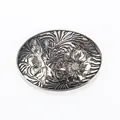 Detailweergave van de vintage ovale zilveren riemgesp met turkoois en bloemenreliëf - Vintage Zilver Bloemen Stijl (BK085SR)