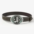 Dettaglio cintura in pelle marrone con motivi floreali a rilievo e fibbia turchese - Stile Fibbia Stivale da Cowboy / Lunghezza Standard / Marrone