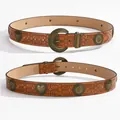Detalle de cinturón de cuero bohemio con relieve floral y tachuelas metálicas de corazón - 105 / Ámbar