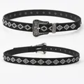 Western-Gürtel Detail mit silberner Stickerei und Metallnieten auf schwarzem Leder - Bestickter Rhombus Niet Stil