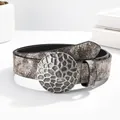 Cintura vintage in pelle nera con grande fibbia rotonda martellata su sfondo bianco puro - Taglia 100 / Fibbia Rotonda Martellata (Grigio Invecchiato) / Grigio Argento
