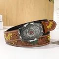 Detail eines Vintage-Western-PU-Ledergürtels mit Sonnenblumenprägung und gravierter Silberschnalle - 100cm / Zitronengelb