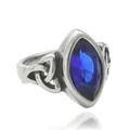 Detailaufnahme des dunkelblauen Edelsteins im Marquise-Schliff mit Trinity-Knoten-Gravur - US 7 / Silber Blau