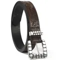Détail du motif floral gaufré sur ceinture en cuir marron foncé avec boucle argentée - Style Boucle Texture Galet Argent / 100cm