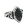 Nahaufnahme eines Rings mit schwarzem Marquise-Edelstein und keltischem Knotenmuster - US 7 / Silber Schwarz