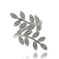 Détail d'une bague feuille en argent avec cristaux brillants sur fond blanc brillant - US 7 / Base Argentée Avec Pierre Blanche