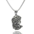Detailaufnahme des Medusa-Anhängers im Retro-Stil an einer silbernen venezianischen Kette - Medusa-Gesichts-Anhänger / Nur Anhänger